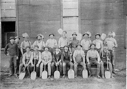 Grain shovellers group photo