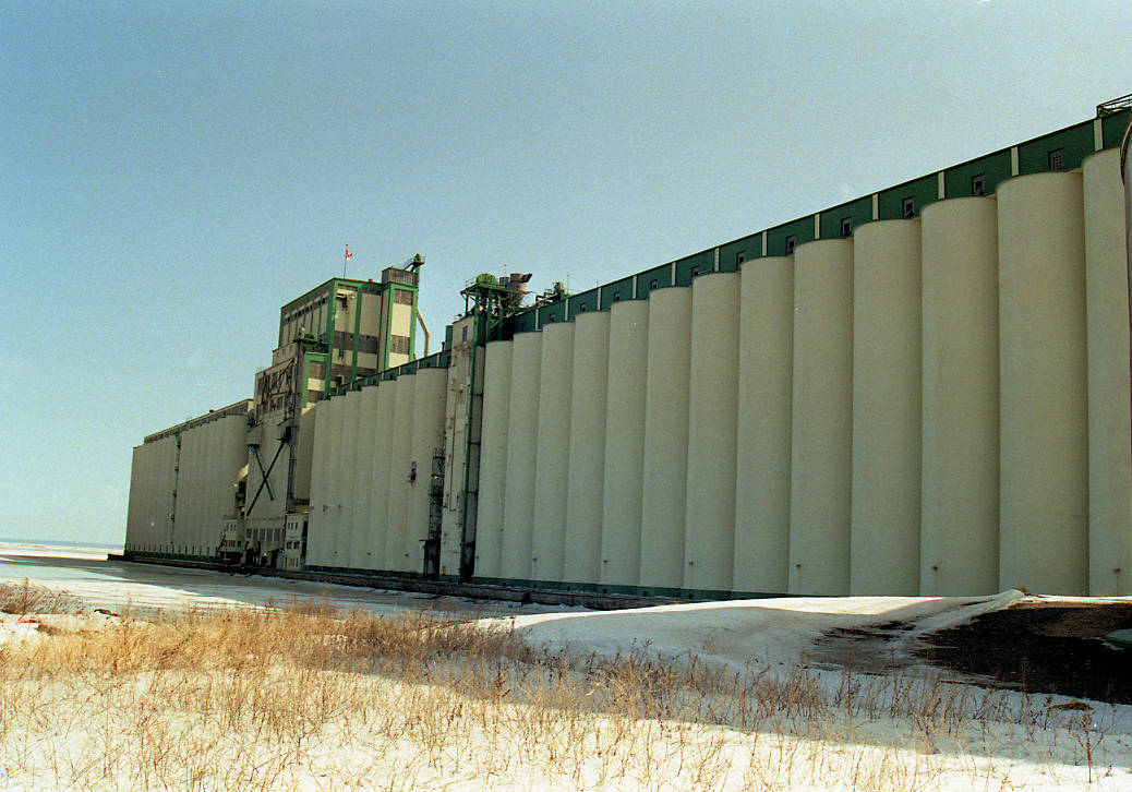 manitoba pool from the side