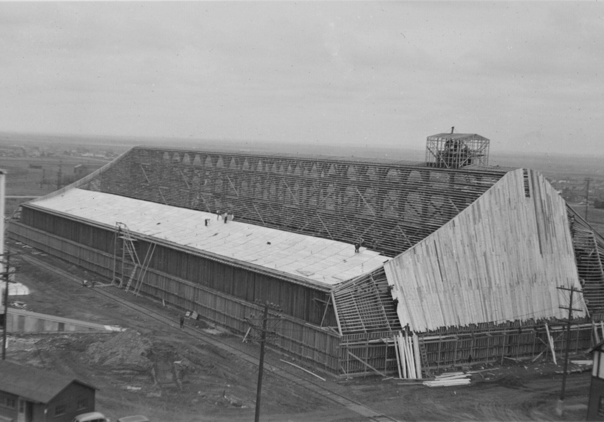 WAR DISTRESS ANNEX Installing Roof Covering May 27, 1941 7742